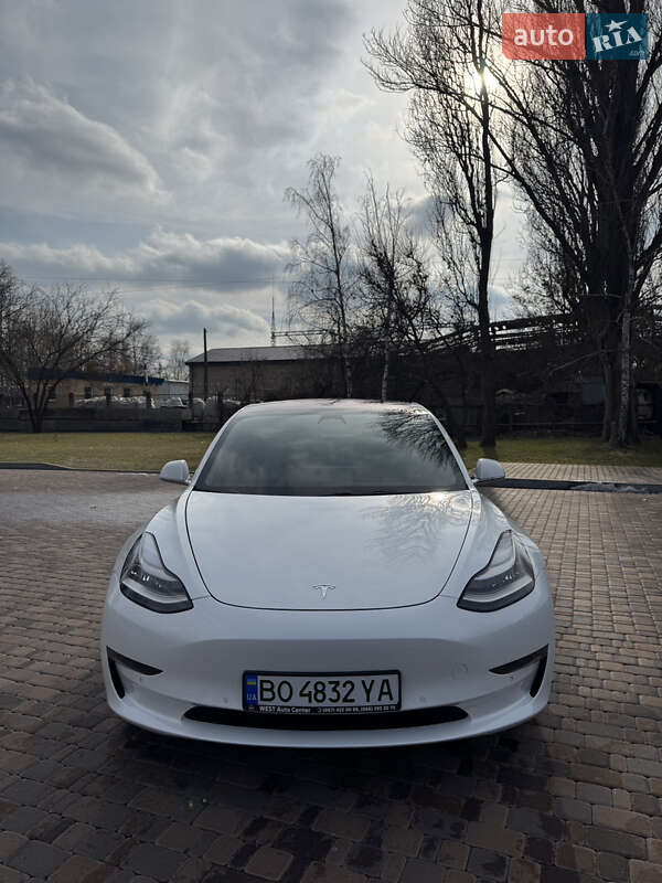 Tesla Model 3 (2019)