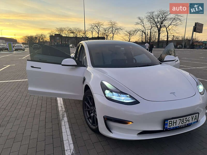 Tesla Model 3 (2023)