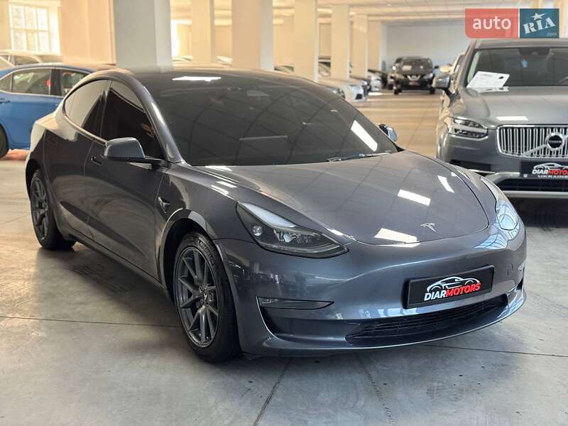 Tesla Model 3 (2023)