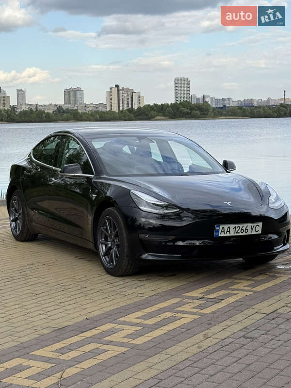 Tesla Model 3 (2019)