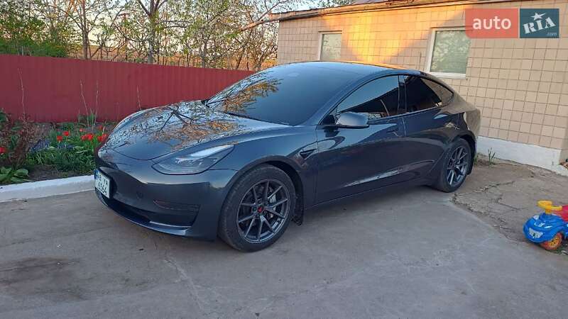 Tesla Model 3 (2023)