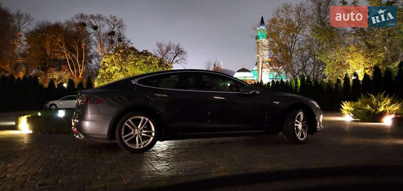Tesla Model s (2015)