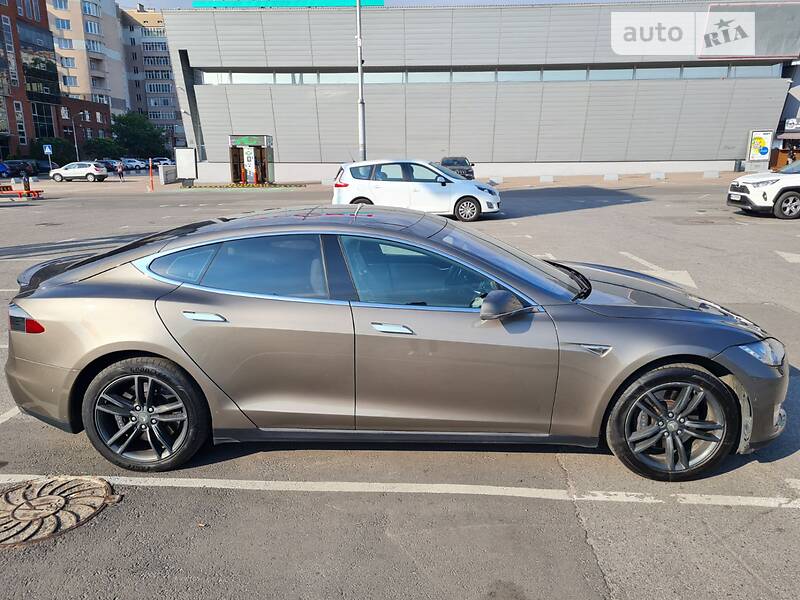 Tesla Model s (2015)