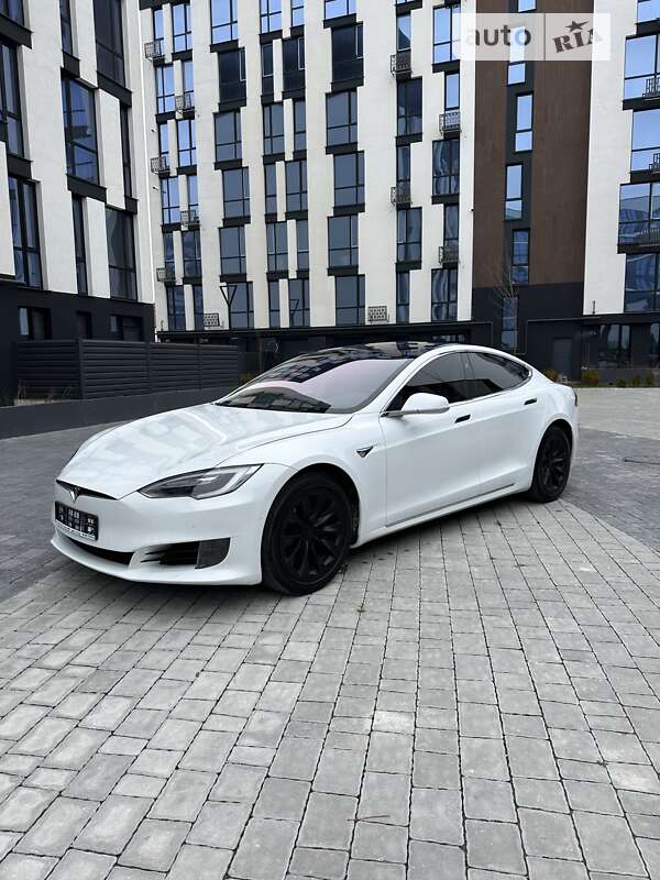 Tesla Model s (2017)