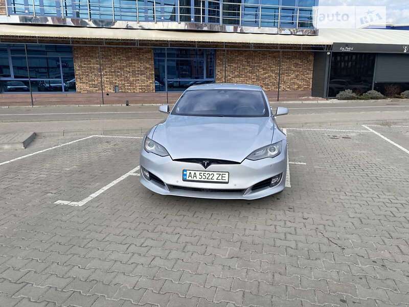 Tesla Model s (2015)