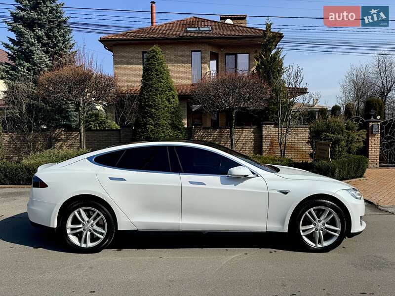 Tesla Model s (2015)