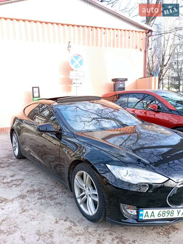 Tesla Model s (2015)