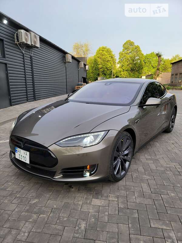 Tesla Model s (2015)