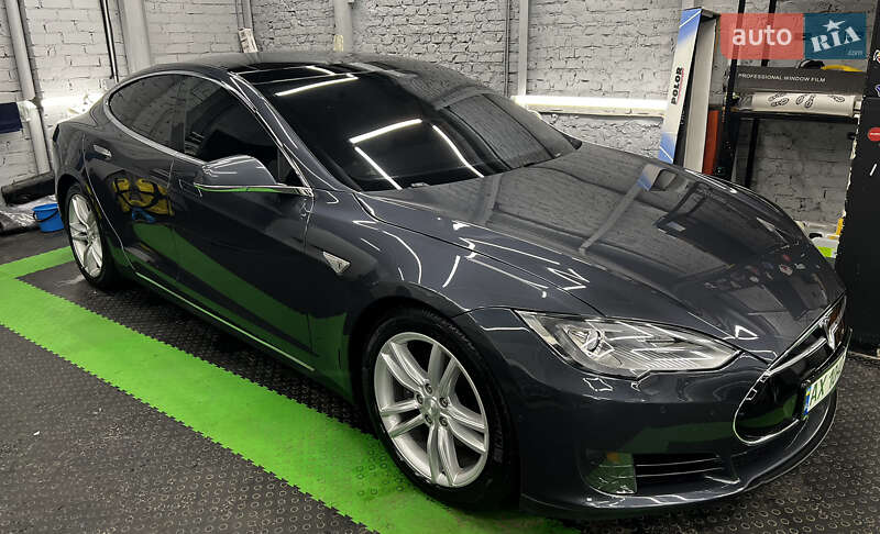 Tesla Model s (2015)