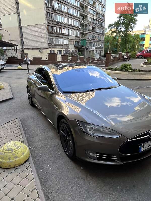 Tesla Model s (2016)