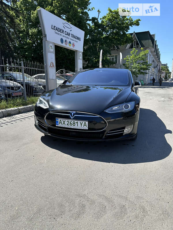 Tesla Model s (2015)