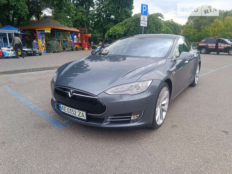 Tesla Model s (2013)
