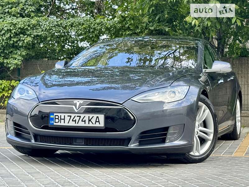 Tesla Model s (2015)