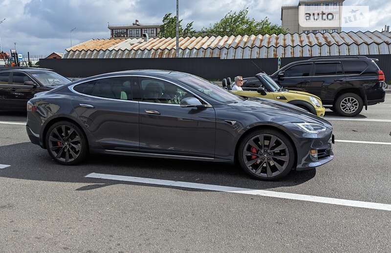 Tesla Model s (2019)