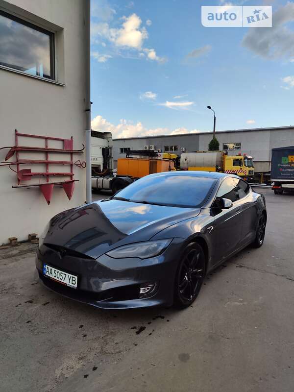 Tesla Model s (2015)