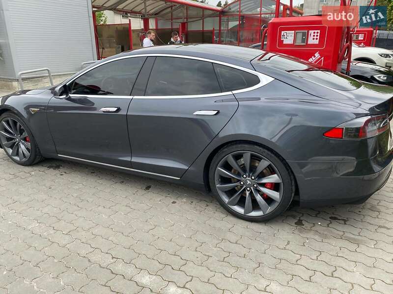 Tesla Model s (2015)