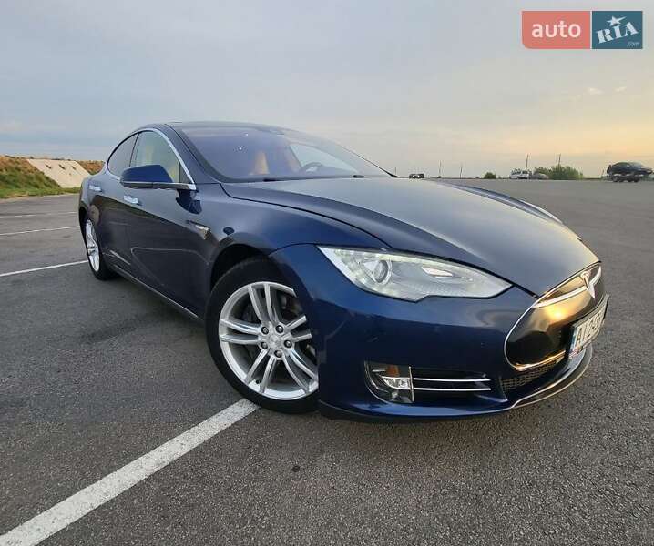 Tesla Model s (2015)