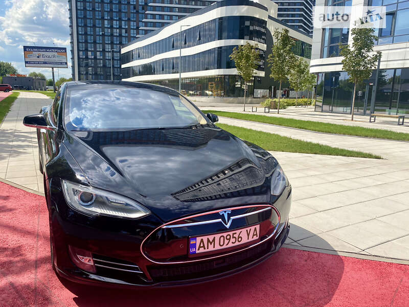 Tesla Model s (2015)