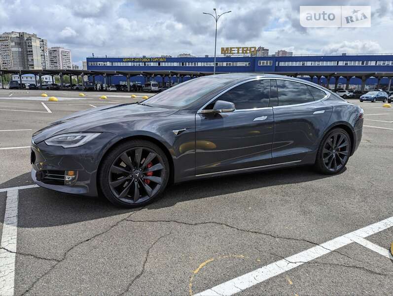 Tesla Model s (2019)