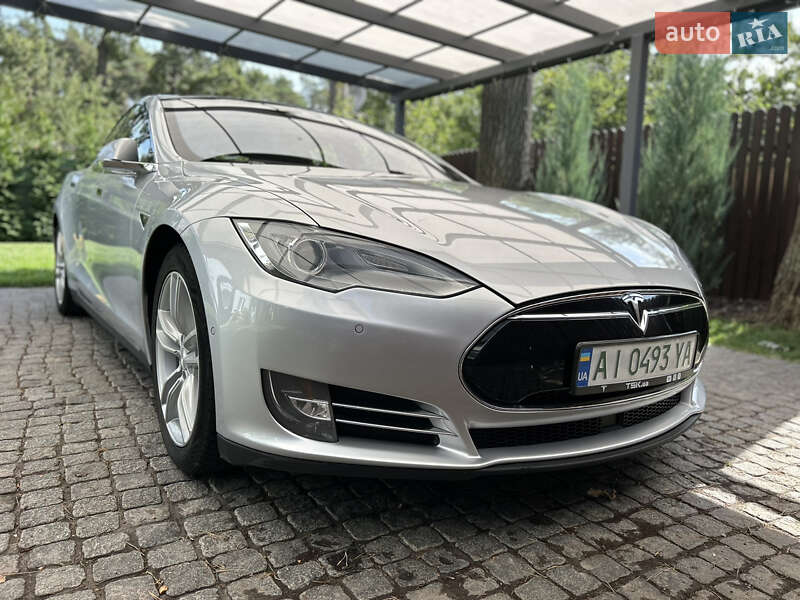 Tesla Model s (2015)