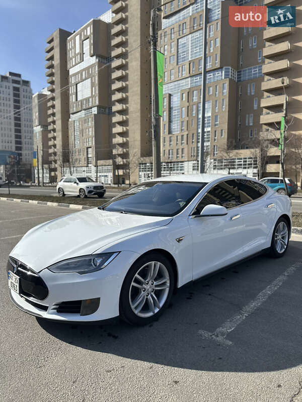 Tesla Model s (2015)