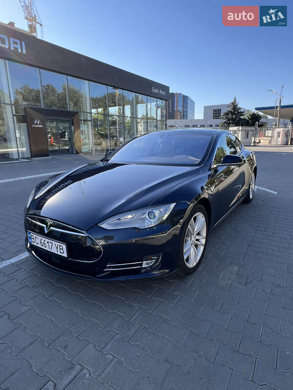 Tesla Model s (2015)