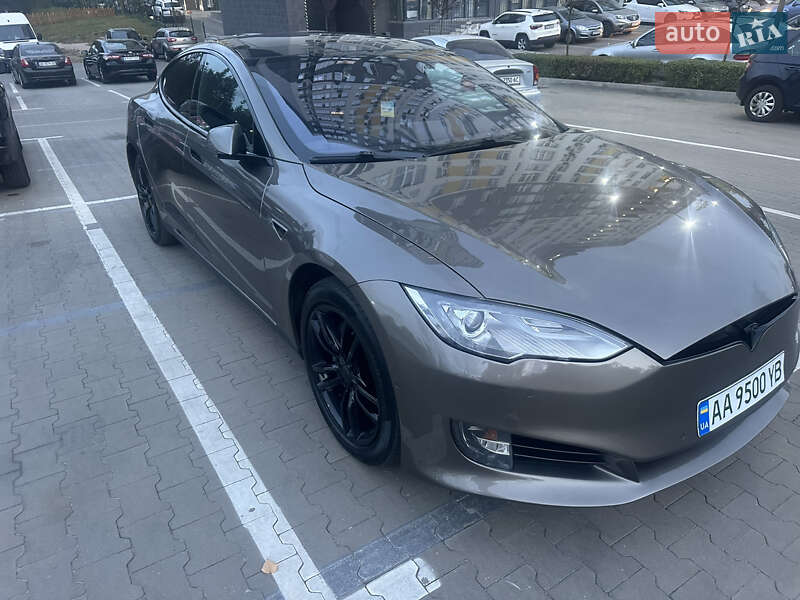 Tesla Model s (2015)