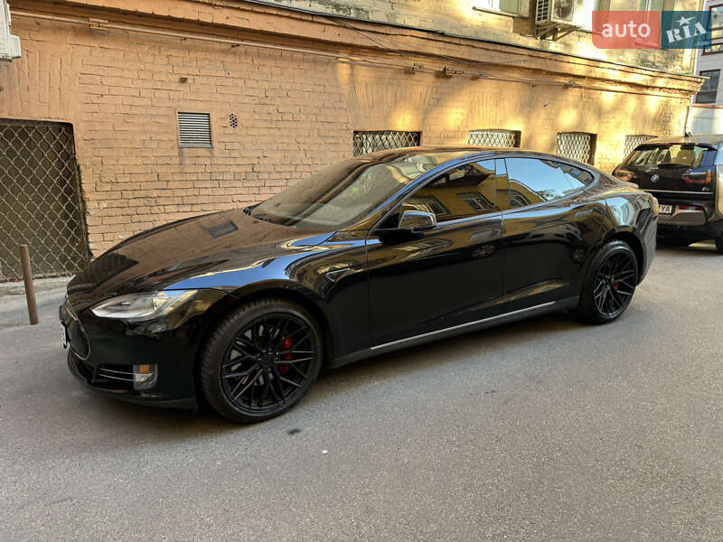Tesla Model s (2015)