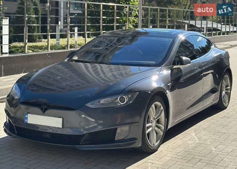 Tesla Model s (2015)