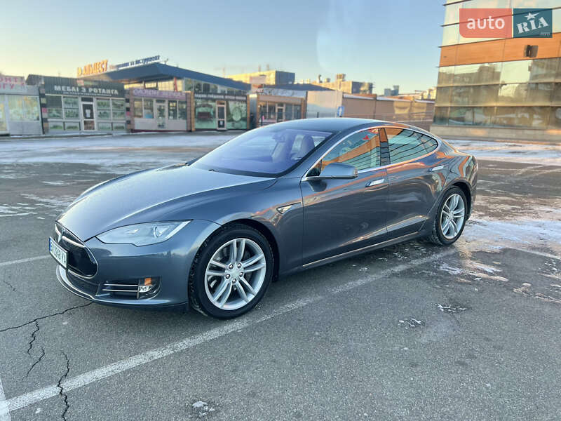 Tesla Model s (2013)