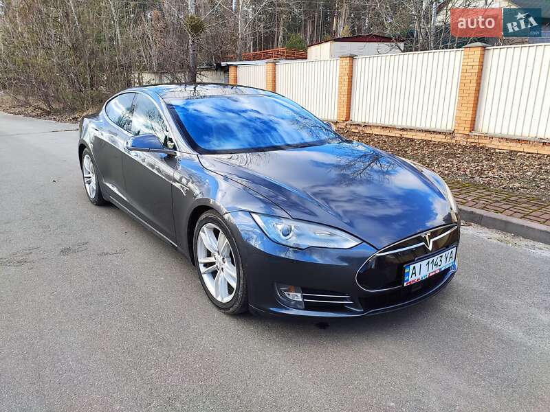 Tesla Model s (2015)