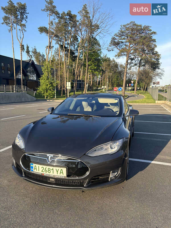 Tesla Model s (2015)