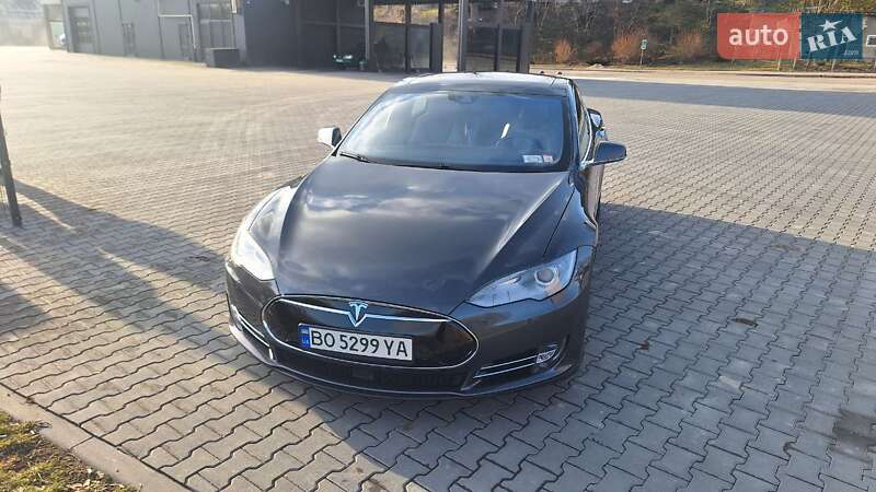 Tesla Model s (2015)