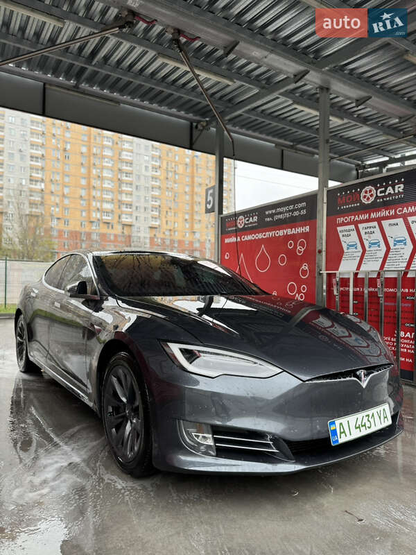 Tesla Model s (2019)