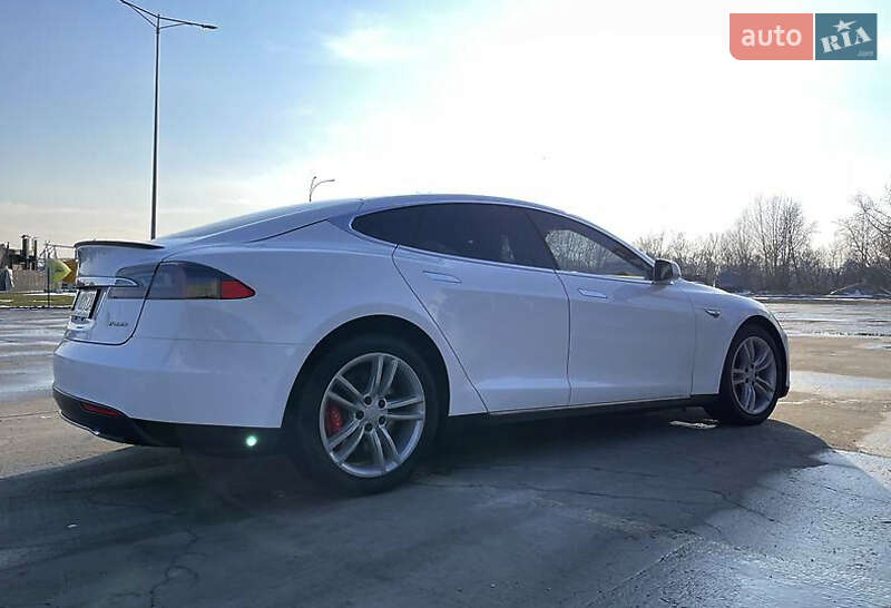 Tesla Model s (2015)