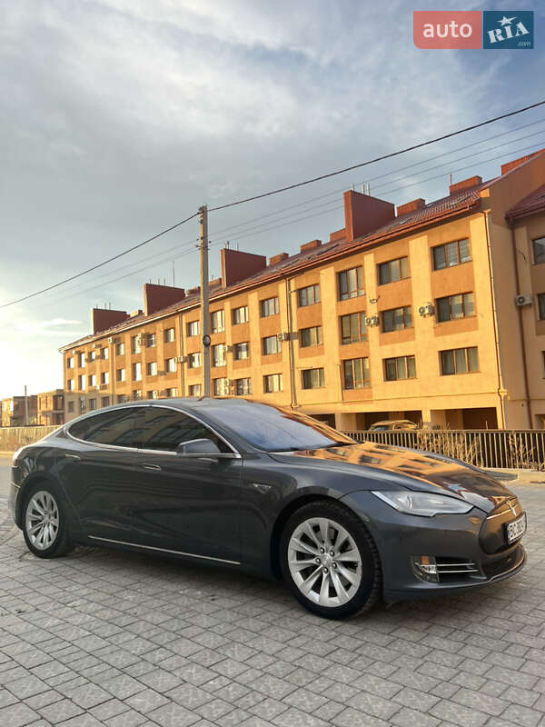 Tesla Model s (2015)
