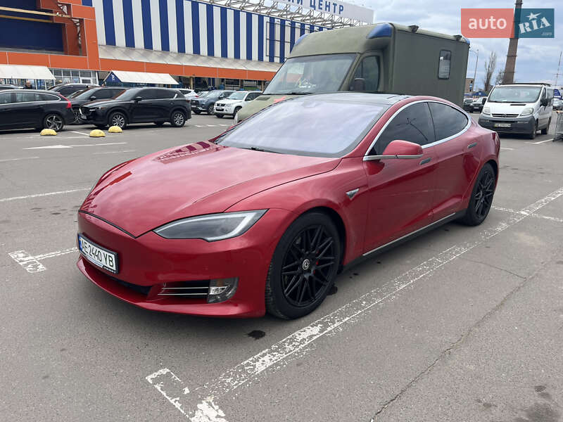 Tesla Model s (2015)