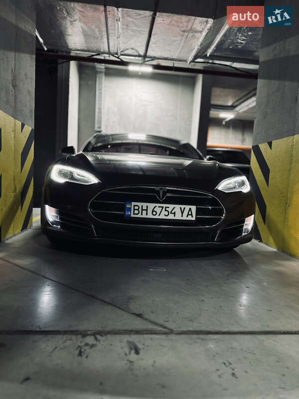 Tesla Model s (2015)