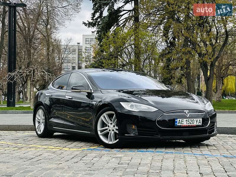 Tesla Model s (2015)