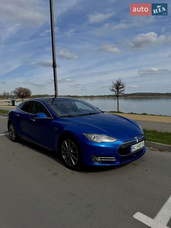 Tesla Model s (2015)