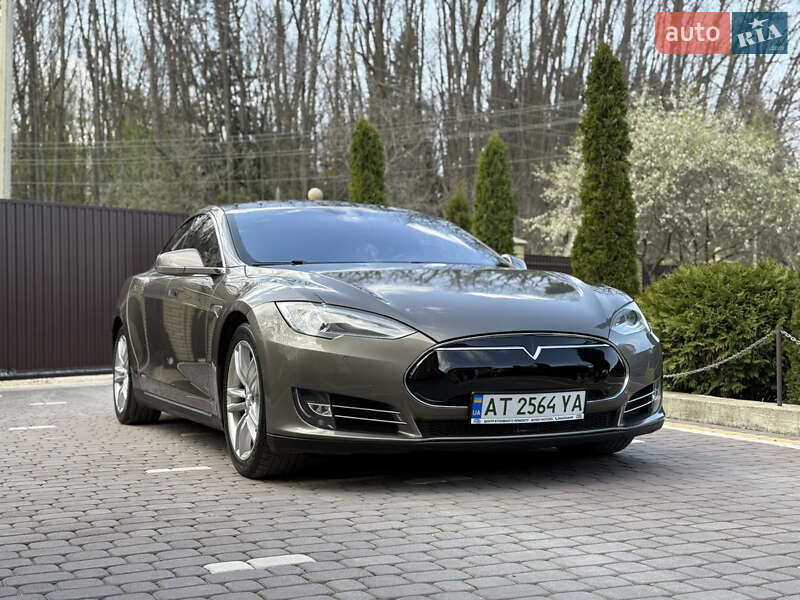Tesla Model s (2015)