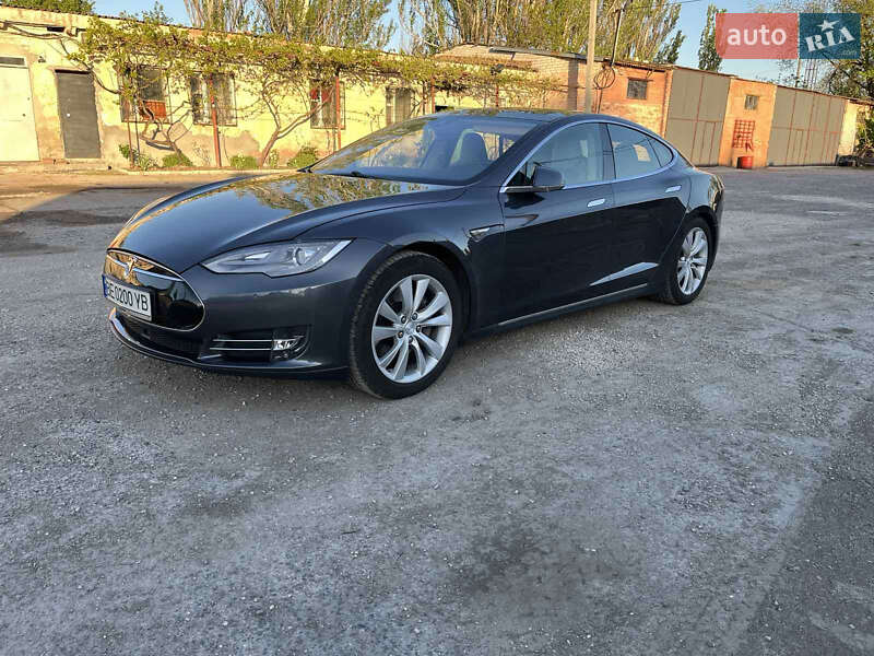 Tesla Model s (2016)