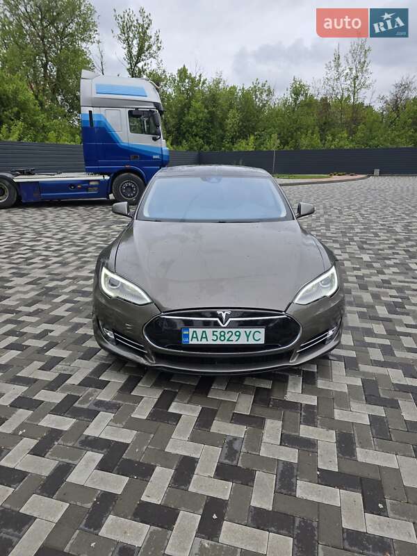 Tesla Model s (2015)