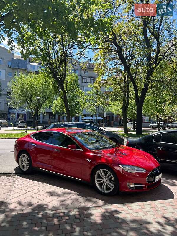 Tesla Model s (2015)