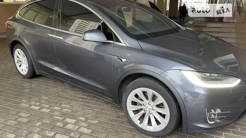 Tesla Model x (2020)