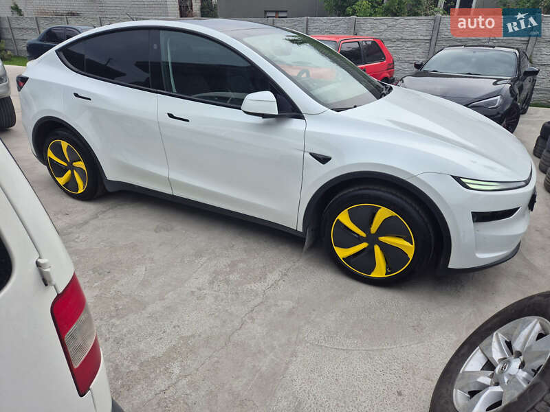 Tesla Model y (2025)