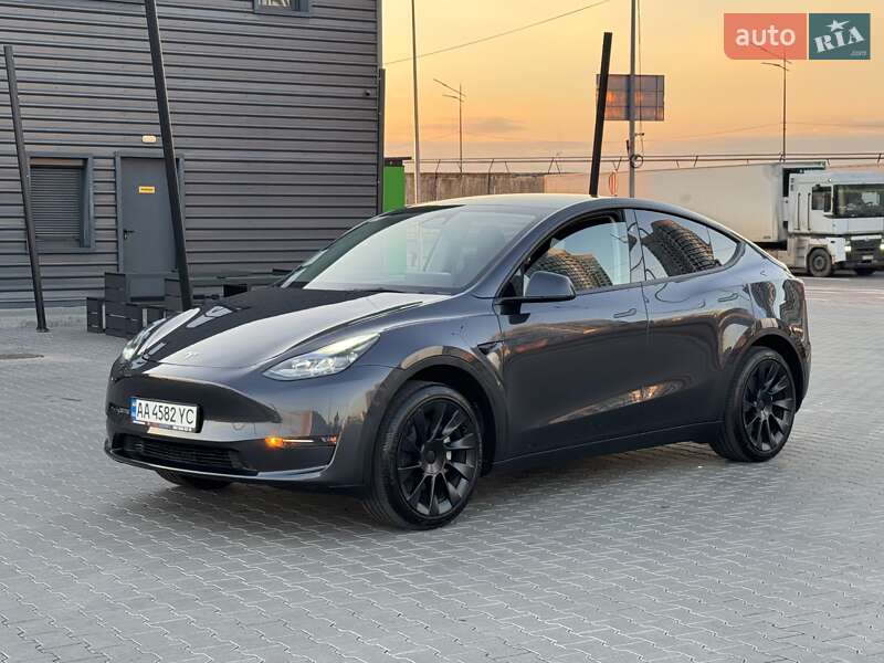 Tesla Model y (2024)