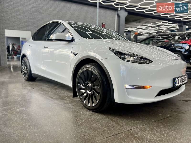 Tesla Model y (2023)