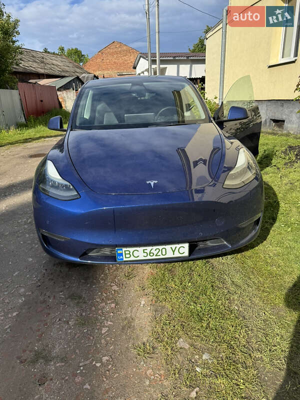 Tesla Model y (2023)