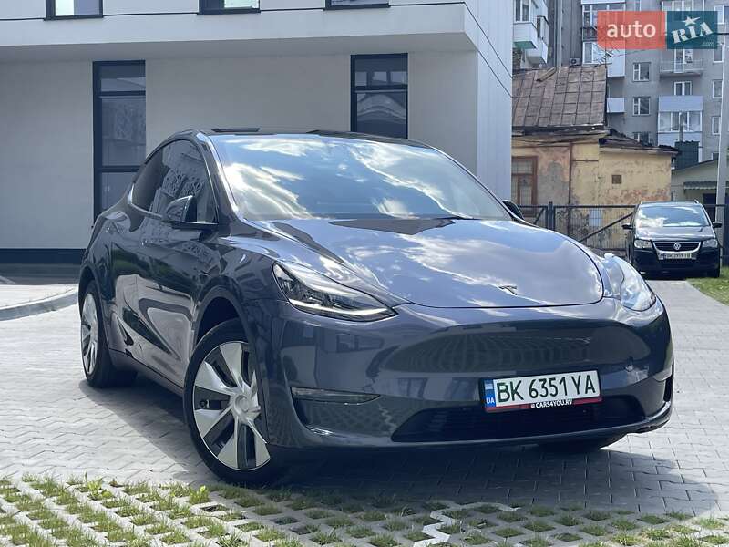 Tesla Model y (2022)